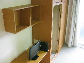 Living and room. It can be stored a lot in the spacious closet