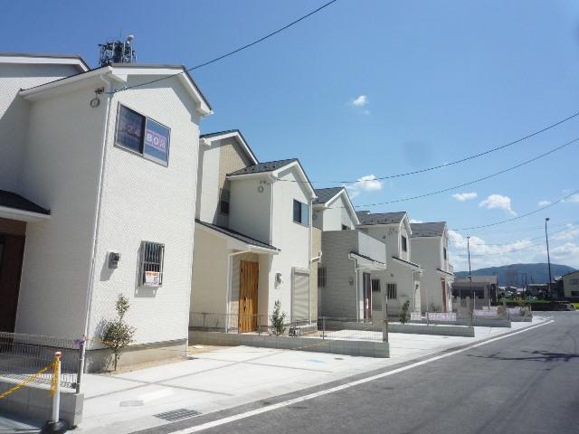 Local photos, including front road. The company construction cases