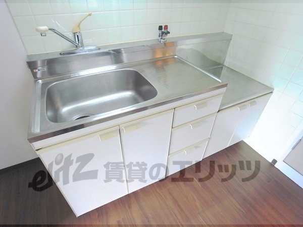 Kitchen. Two-burner gas stove can be installed