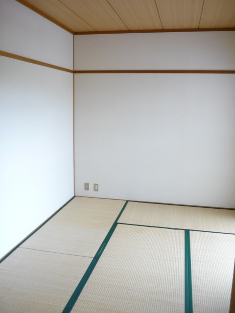 Living and room. Entrance side Japanese-style room 6 quires