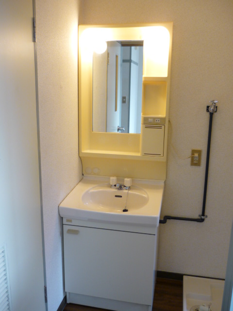 Washroom. Is the Laundry Area indoor!