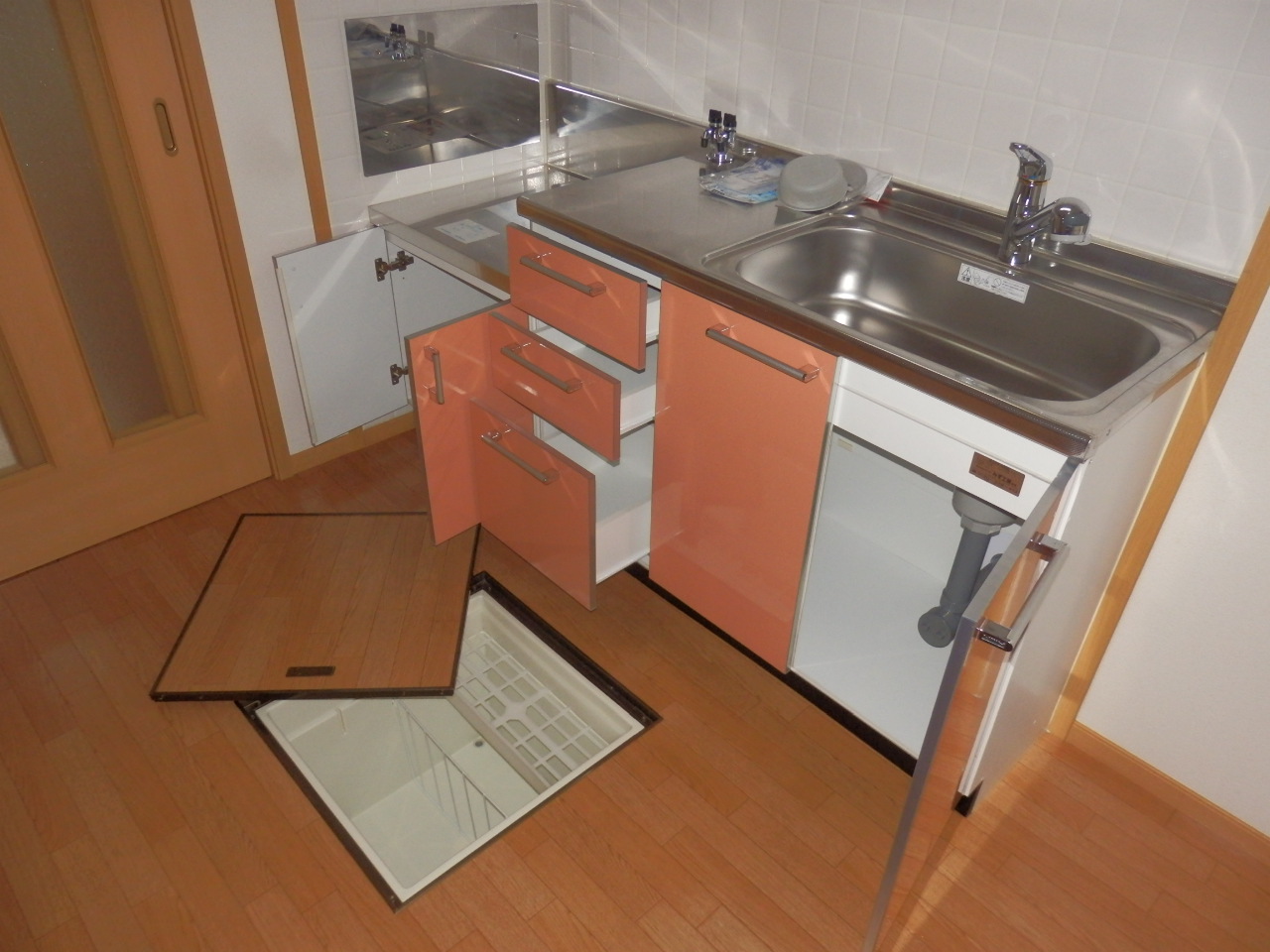 Kitchen. With under-floor storage ☆