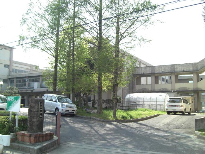 Convenience store. 586m to Otsu Municipal Hiyoshi Junior High School