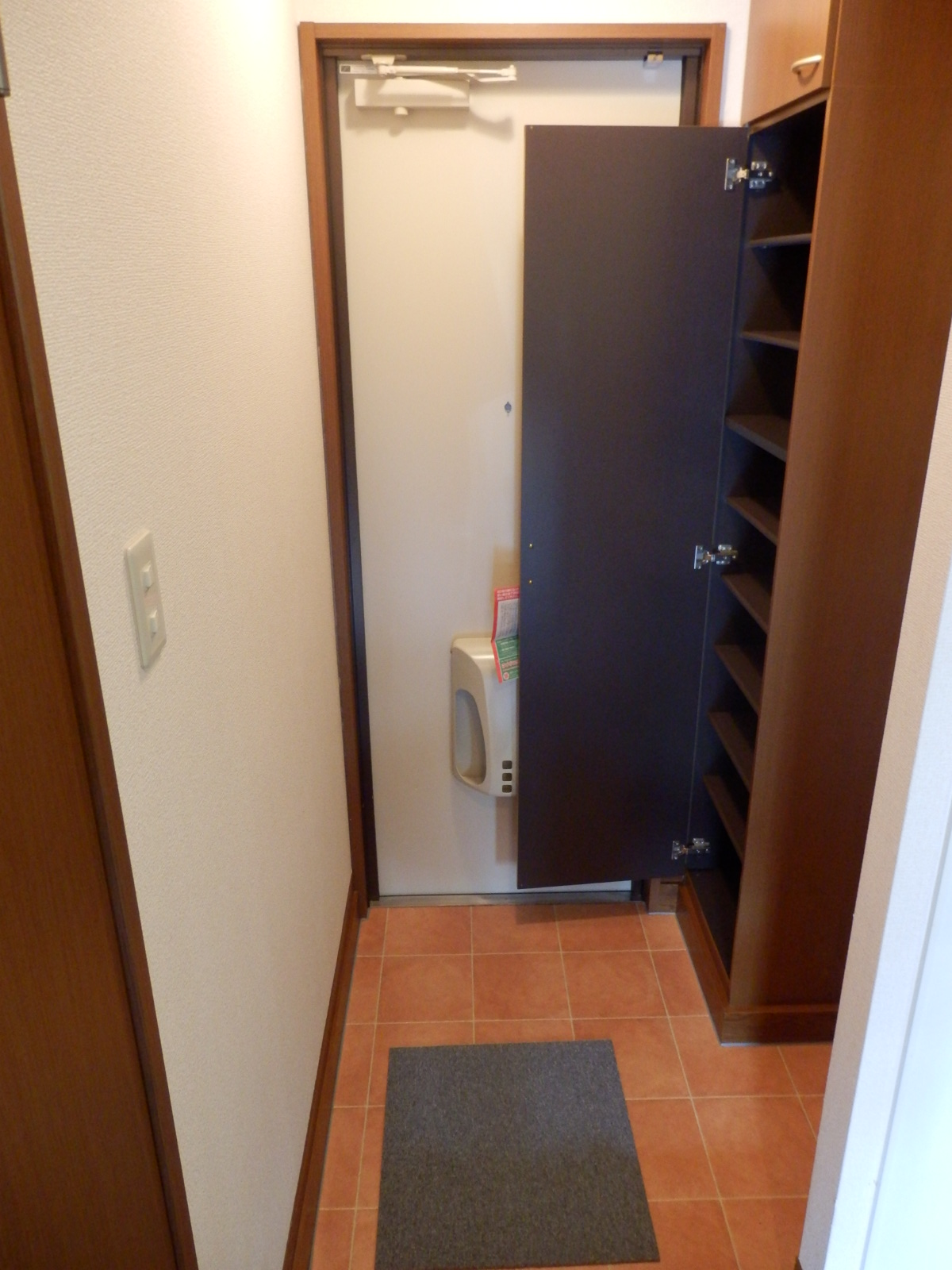 Entrance. Shoes also plenty of storage ☆ 