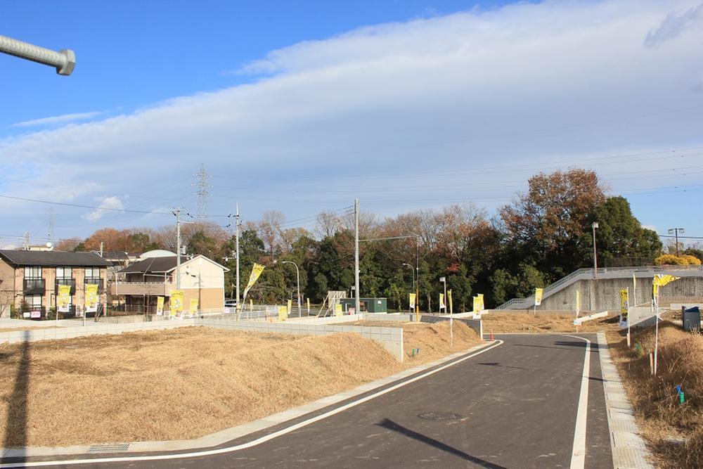 Local photos, including front road. Bird Town Oginosato [All 19 compartments] The average Spacious subdivision of 50 Tsubokoe. (H25.12.20 shooting)