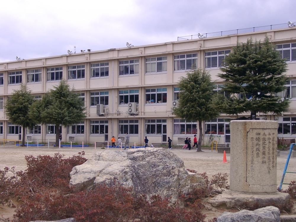 Primary school. 1640m to Otsu Municipal Zeze Elementary School