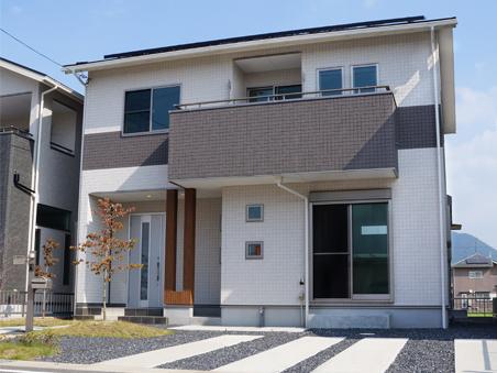 Local appearance photo. (3-2 No. land) long-term quality housing certification already. Unique appearance finished the outer wall in two colors used. Solar power installation completed. 