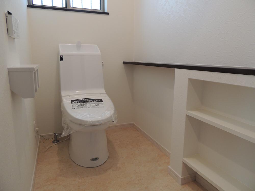 Toilet. Toilet is spacious 1.25 Pledge. To hand washing counter stylish impression of oak system. (3-2 No. land)