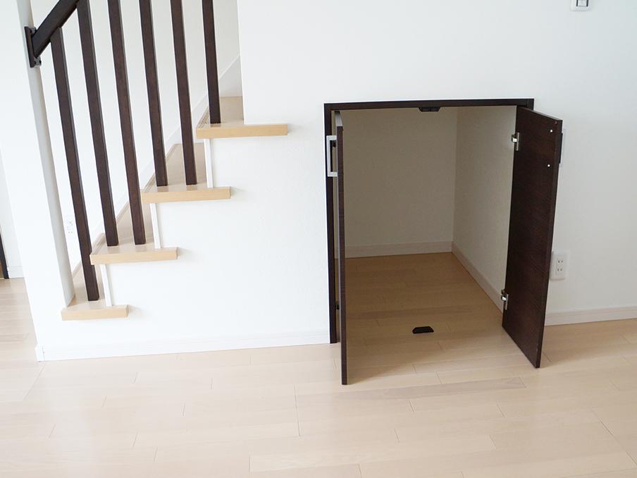 Other introspection. It has established also convenient storage under the stairs. (3-2 No. land)