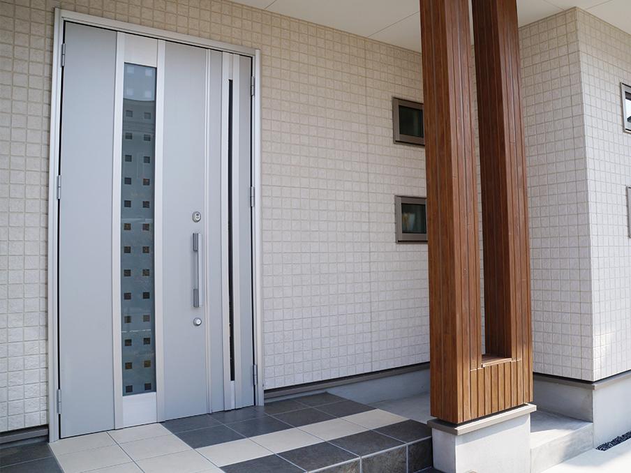 Entrance. Stylish appearance that is a combination of different materials. (3-2 No. land)