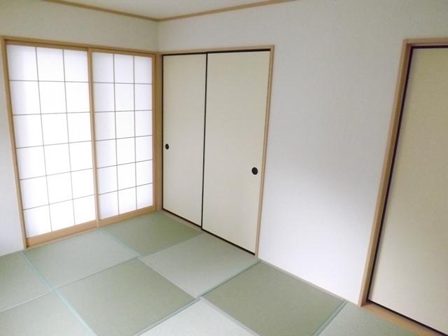 Other introspection. Living adjacent of Japanese-style room