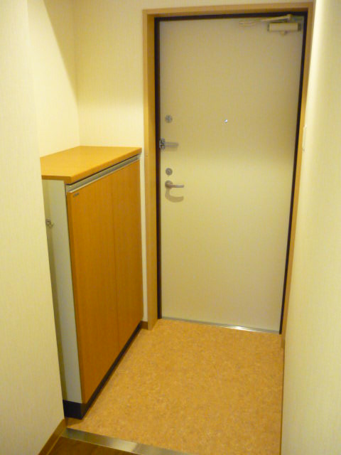 Entrance. With large cupboard ☆