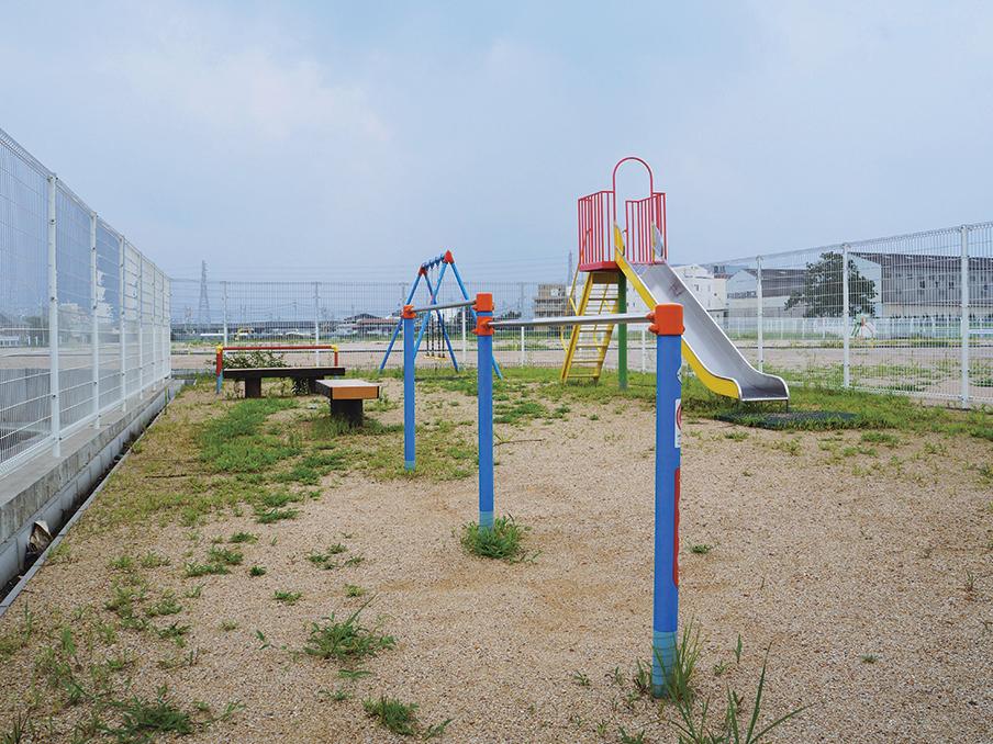 Local land photo. Is in the New Town are four park. Also play with confidence children. 