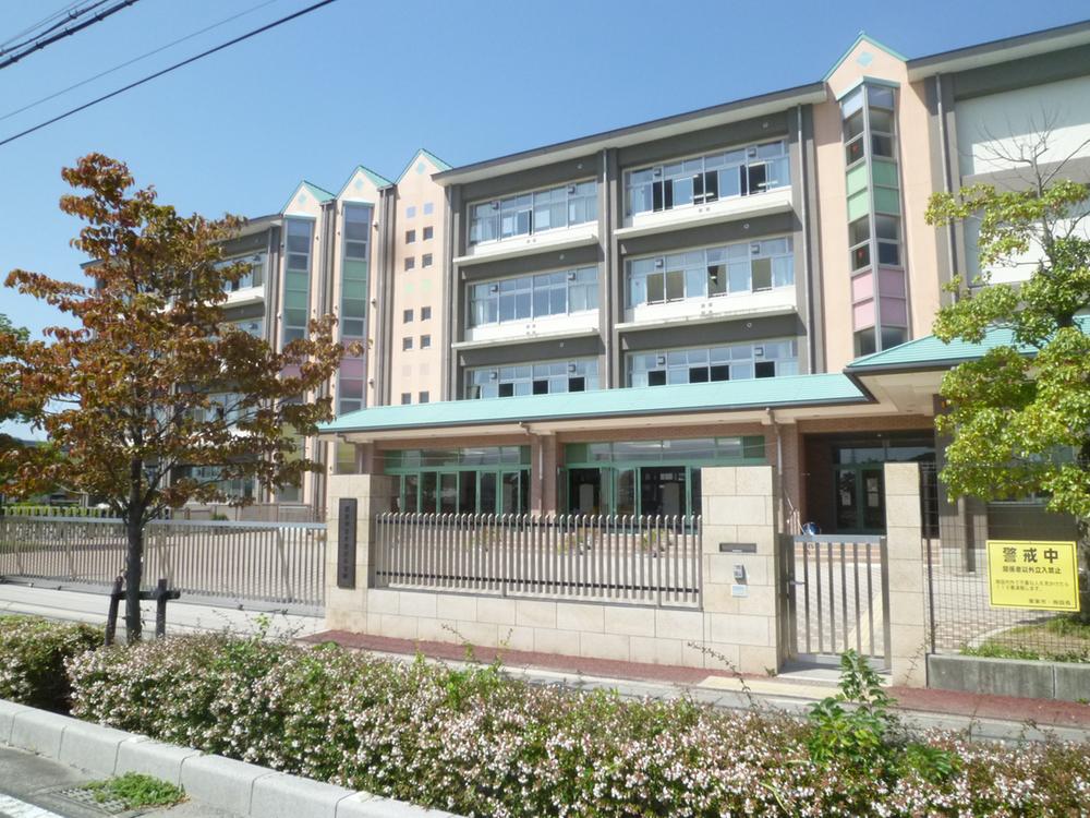Primary school. Ritto Municipal Taiho 553m to East Elementary School