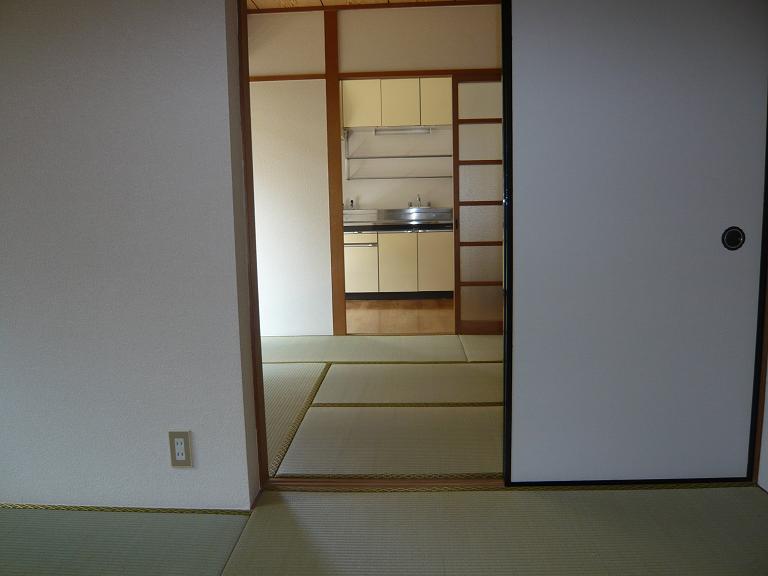 Living and room. You can be chillin in Tsuzukiai of Japanese-style room