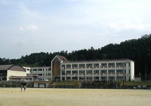 Primary school. Haruta 2300m to the East Elementary School