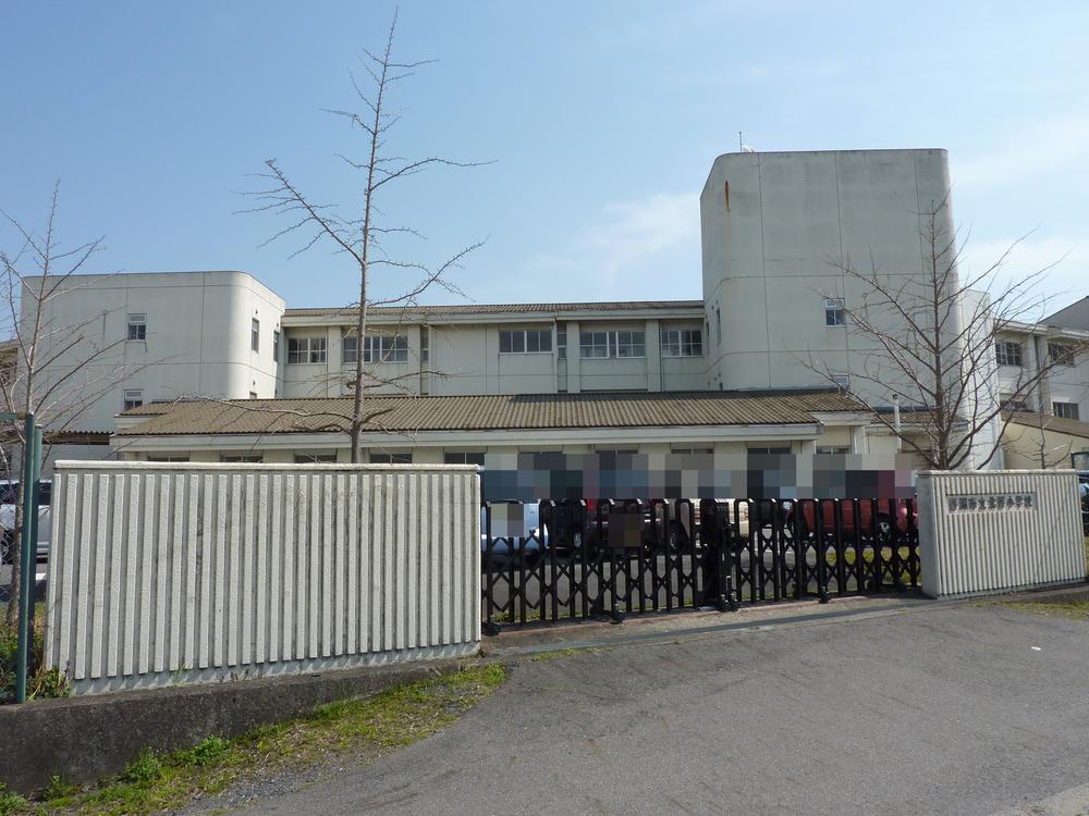 Primary school. 1400m to Kitano elementary school