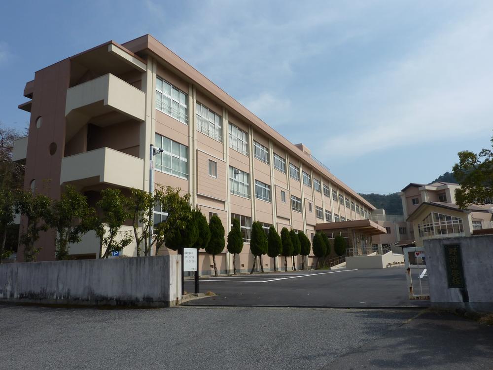 Junior high school. Yasu 960m until junior high school