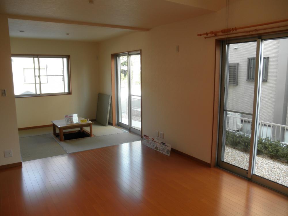 Living. Produce a very wide space tatami space and LDK are united. Plenty incorporating the sunlight by 4 Menmado and the blow of the south, It has become a very bright living room. (No. 14 locations)