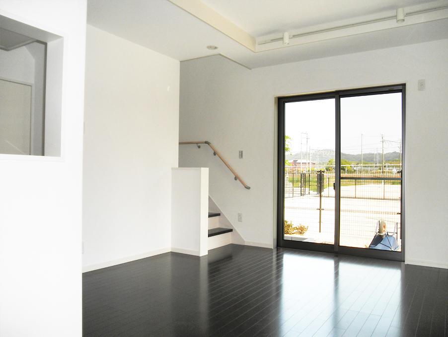 Living. 16,09 Pledge of spacious LDK. Adopted the indirect lighting, It will produce a space of peace. (No. 33 locations)