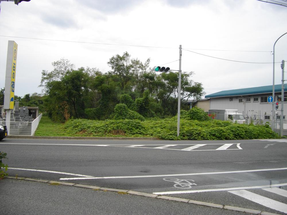 Local land photo. Front as seen from the national highway side