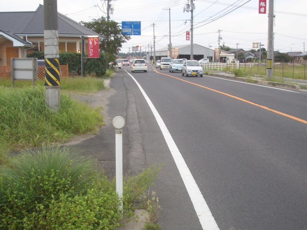 Local photos, including front road. State of west direction of the front road