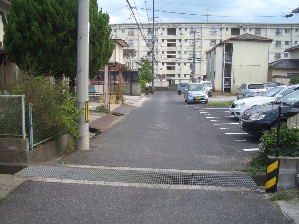 Local photos, including front road. It is a front road. Traffic fewer. 