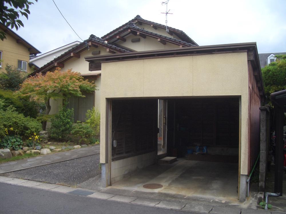 Local appearance photo. With a shutter garage.  Look to the left is the garden. Local (10 May 2013) Shooting