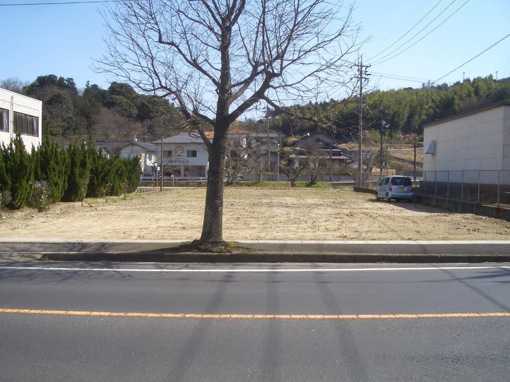 Local photos, including front road. Local as seen from the west side road