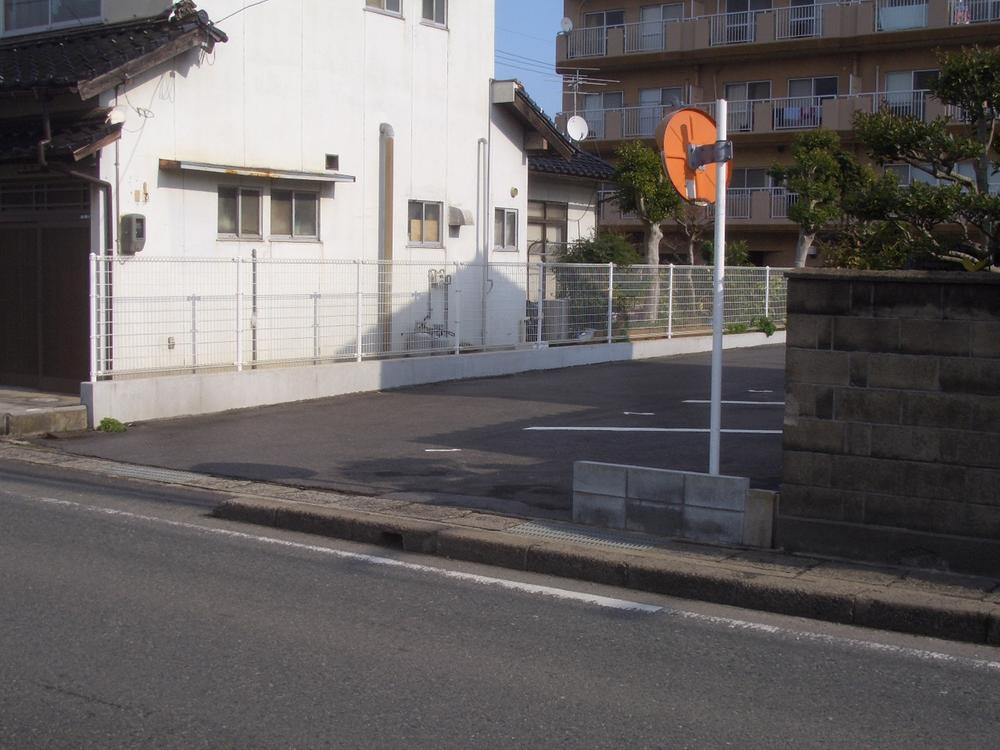 Local photos, including front road. Entrance