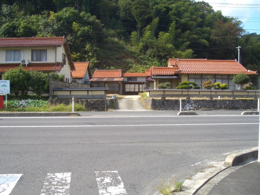 Local appearance photo. Façade viewed from the road