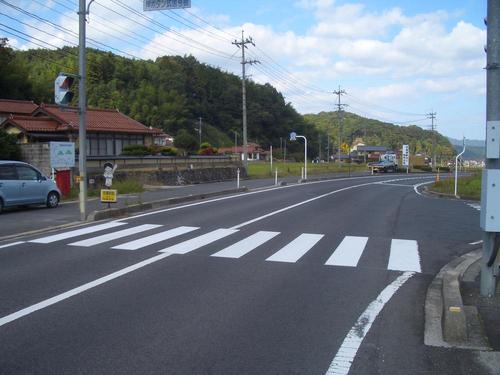 Local photos, including front road. Front road (Yunnan City road). 