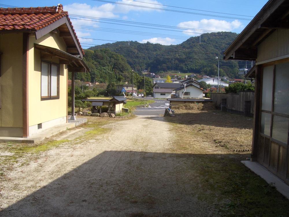 View photos from the dwelling unit. State of the road direction from the site entrance (field entrance, to the right to the left). 