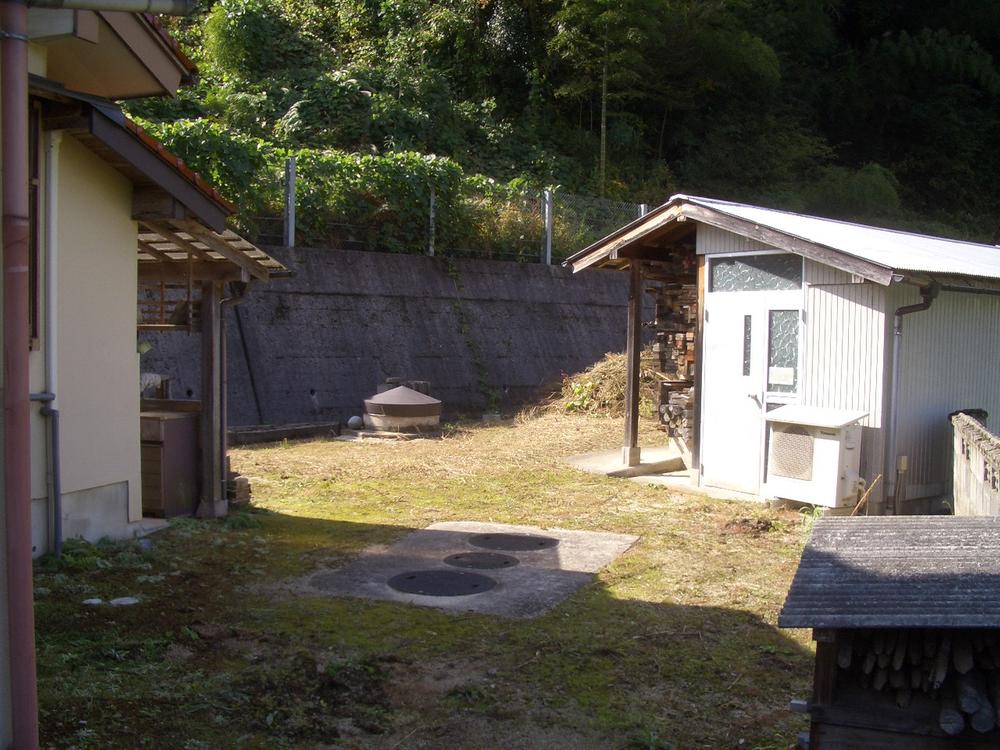 Other local. It is a hut and a well in the back. 