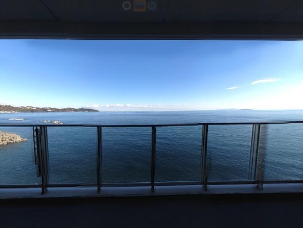 Balcony. Wide span that does not interfere with the view ・ High sash and glass balcony. Good Built in shallow is also the height of the technology.