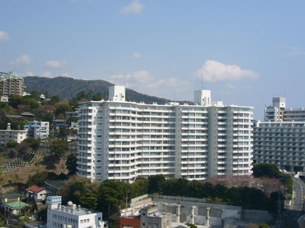 Hill photo. Mansion is the appearance. I'm glad the location of Atami Station 5-minute walk. It is a panoramic view of the apartment appearance. It is very beautiful be considered from Year Built.