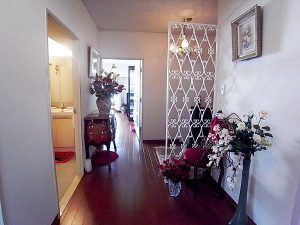 Entrance. Spacious hallway. Living room and kitchen from the front door to the right direction, Bathroom and wash room in front, There is a Western-style and Japanese-style room in the left direction.