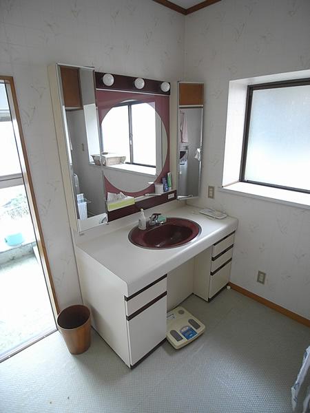 Wash basin, toilet. Interior