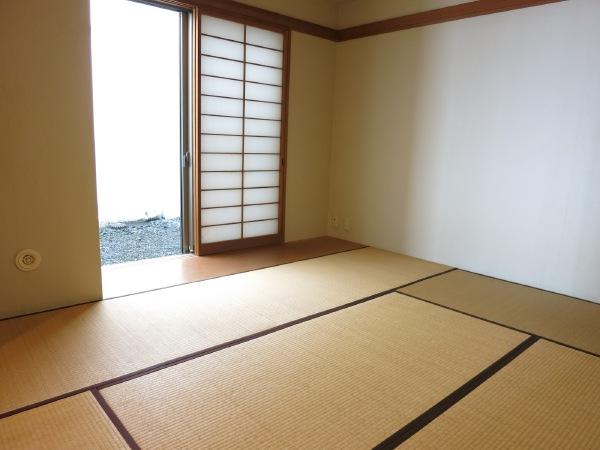 Non-living room. Is a Japanese-style room. Because we are facing the courtyard, It has become a open space contains the light and wind.
