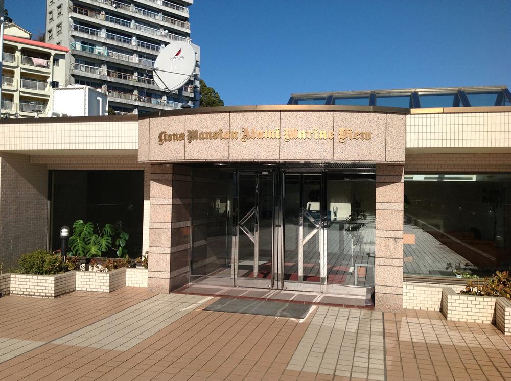 Entrance. Common areas