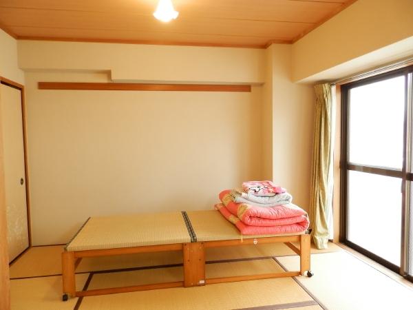 Non-living room. This is 6-tatami mat Japanese-style room. As you can see, Has been become very clean your.