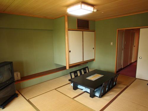 Non-living room. 10-mat Japanese-style room with a hanging closet
