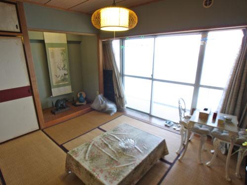 Non-living room. Japanese-style room from the balcony side