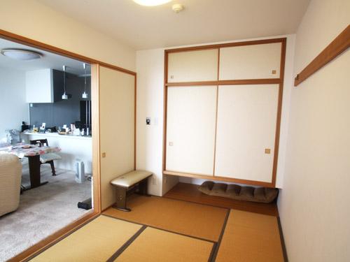 Non-living room. Japanese-style room with a hanging closet