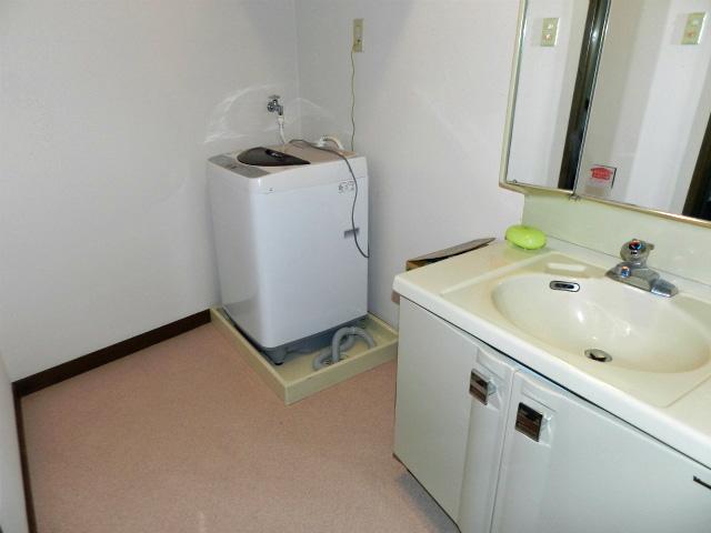Wash basin, toilet. Wash dressing room
