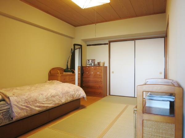 Non-living room. Is a Japanese-style room. Consider the space to place a bet, It becomes the plates and the tatami of the mix specification.
