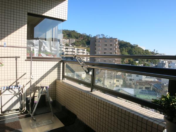Balcony. Bathroom is also a view bus specification obtained a view. To his wife to enjoy the hot spring in the public bath, Also greenhouse sparing love the plant.