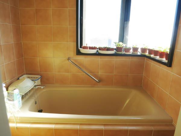 Bathroom. Bathroom is. It is the bathtub of spacious spread. In color tone warm colors, Friendly atmosphere.