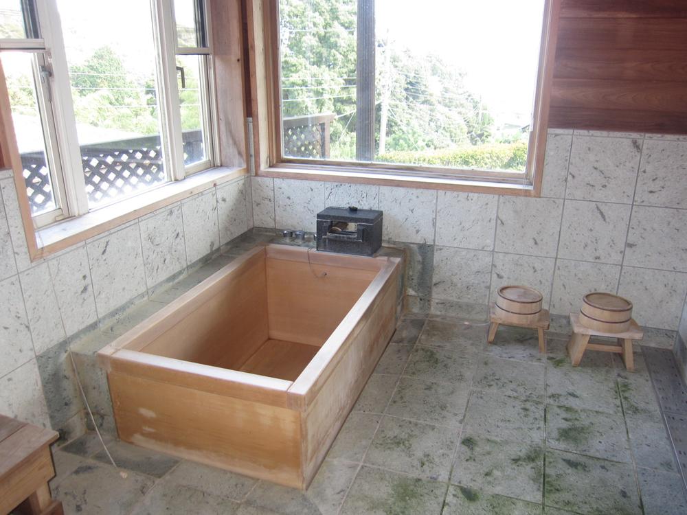 Bathroom. Guests can enjoy a hot spring while watching the scenery in the bathtub of cypress