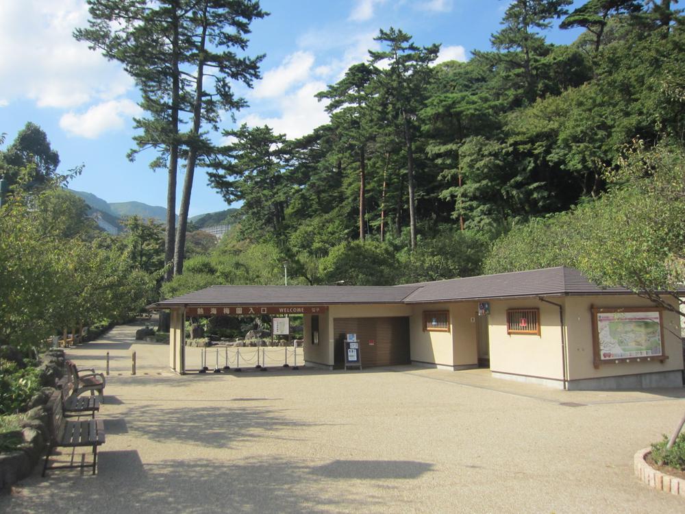 park. Plum of 1300m in Japan early flowering to Atami Baien, And the famous Atami Plum Orchard is also within walking distance in the late autumn leaves. 